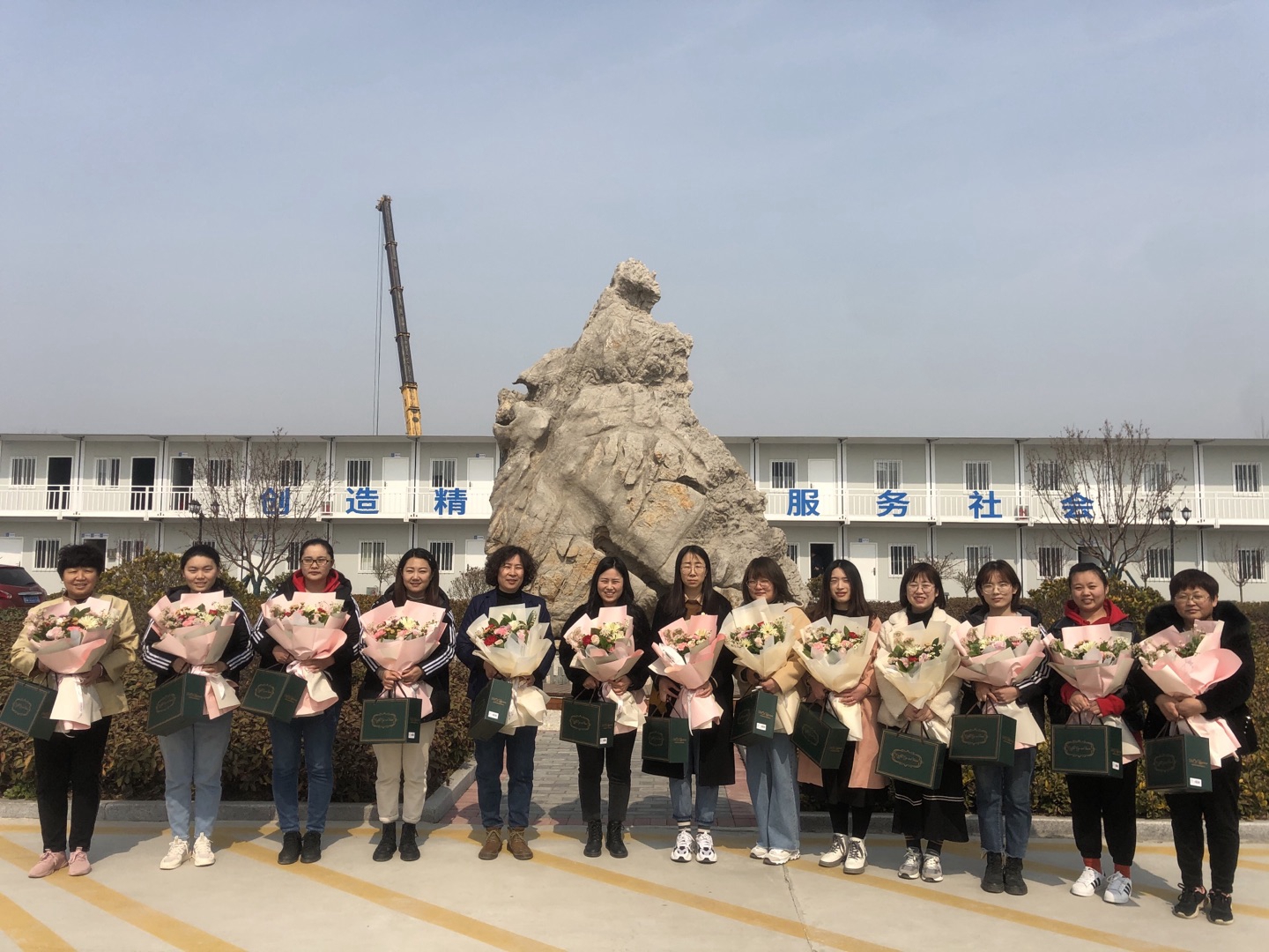 5三公司、项目管理公司为女职工发放鲜花、礼品.jpg
