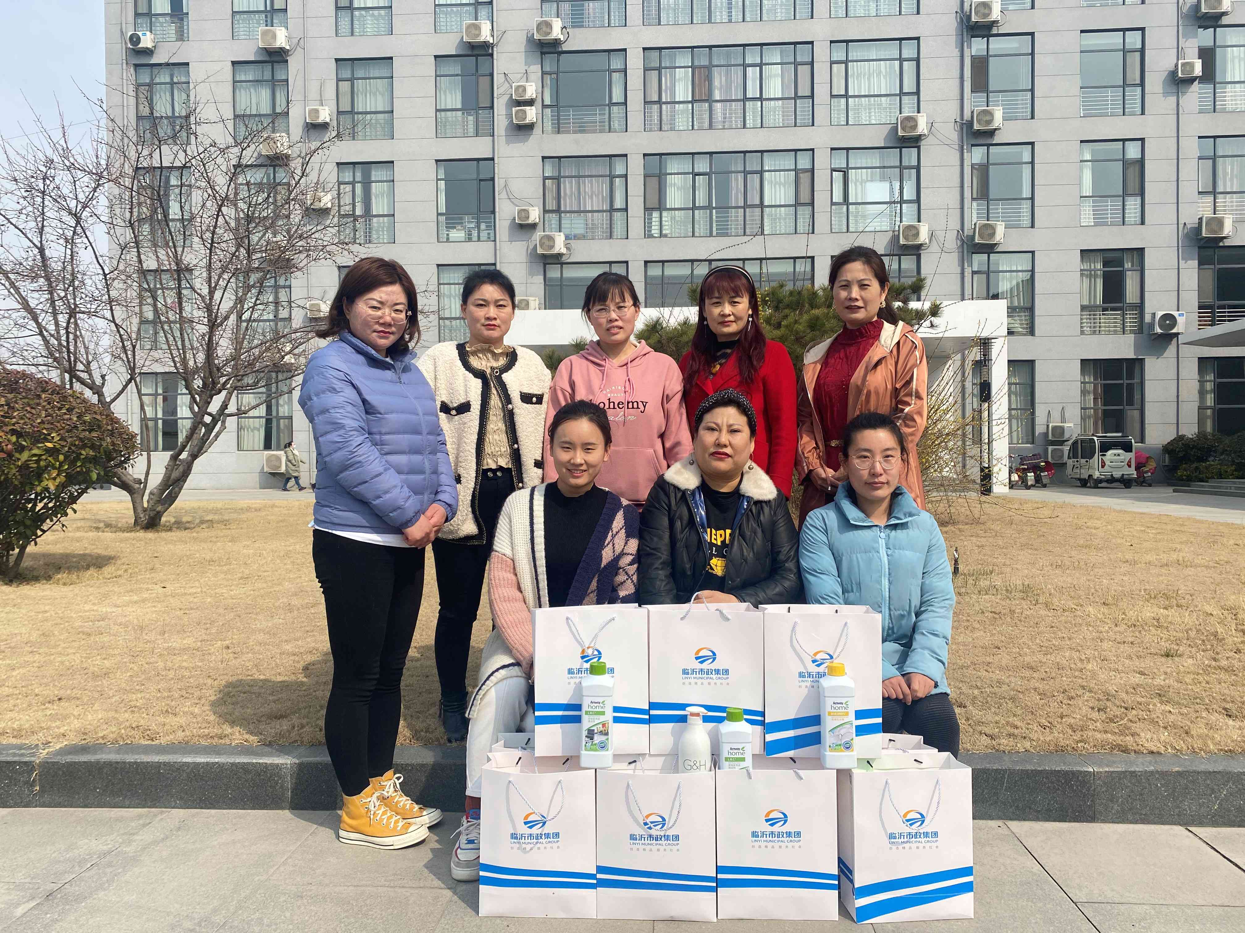 10路面公司为女职工发放洗护用品.jpg