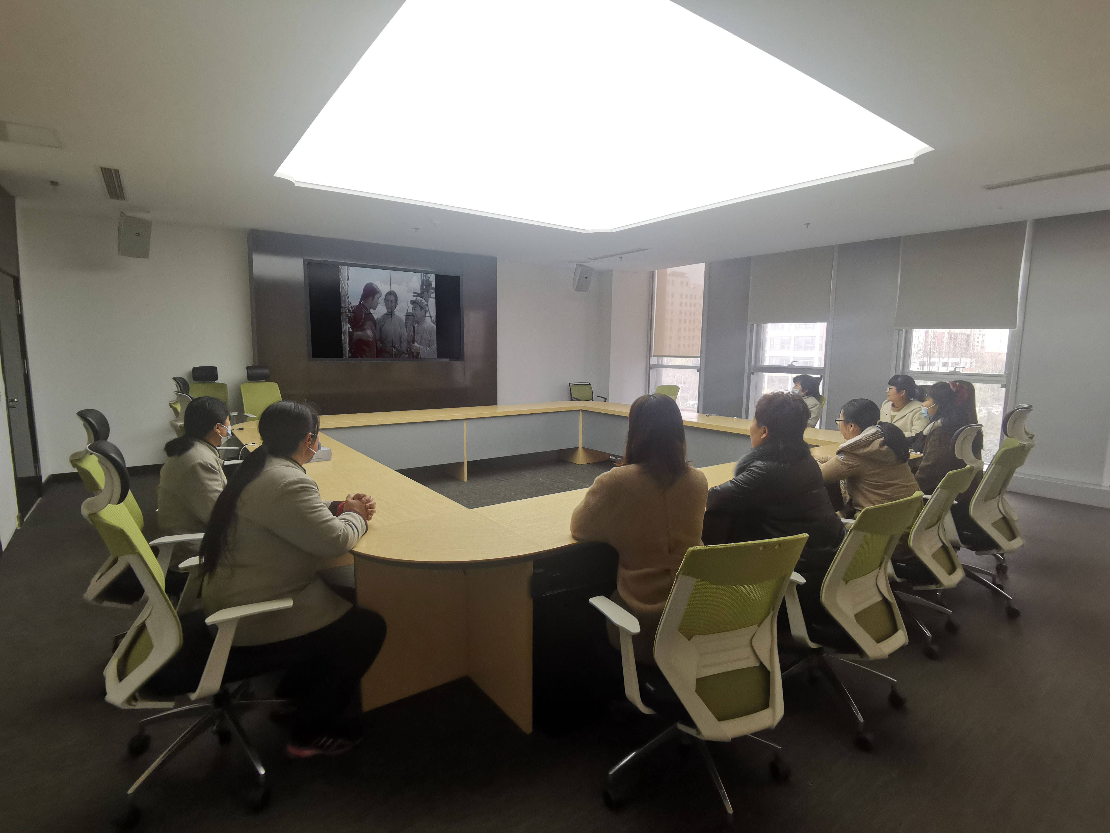 13辰坤置业组织女职工观看经典影片《红色娘子军》.jpg